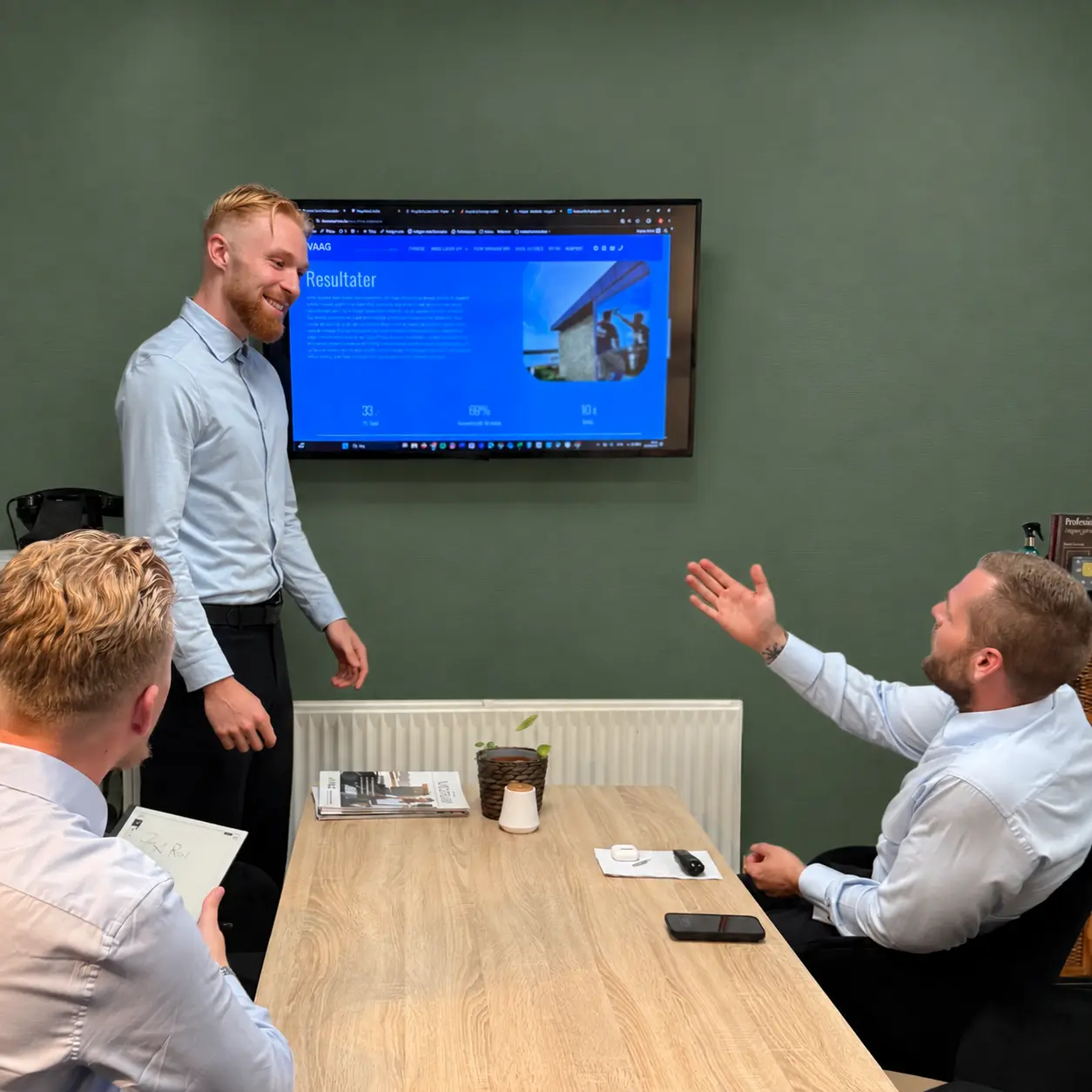 Website Team gennemgår hjemmesideprojekt ved et mødebord