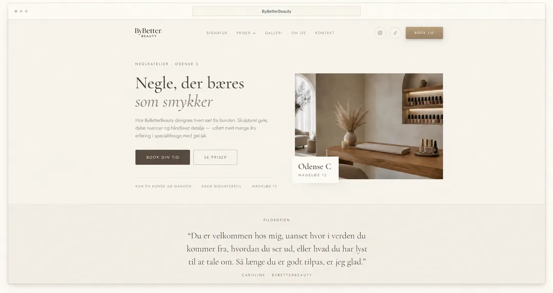 Hjemmeside for en negleatelier med knapperne Book din tid og Se priser