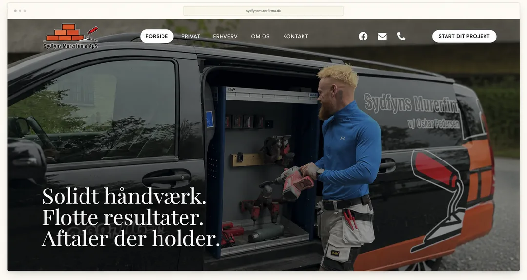 Sydfyns Murerfirmas forside med håndværker ved firmabilen og knappen Start dit projekt